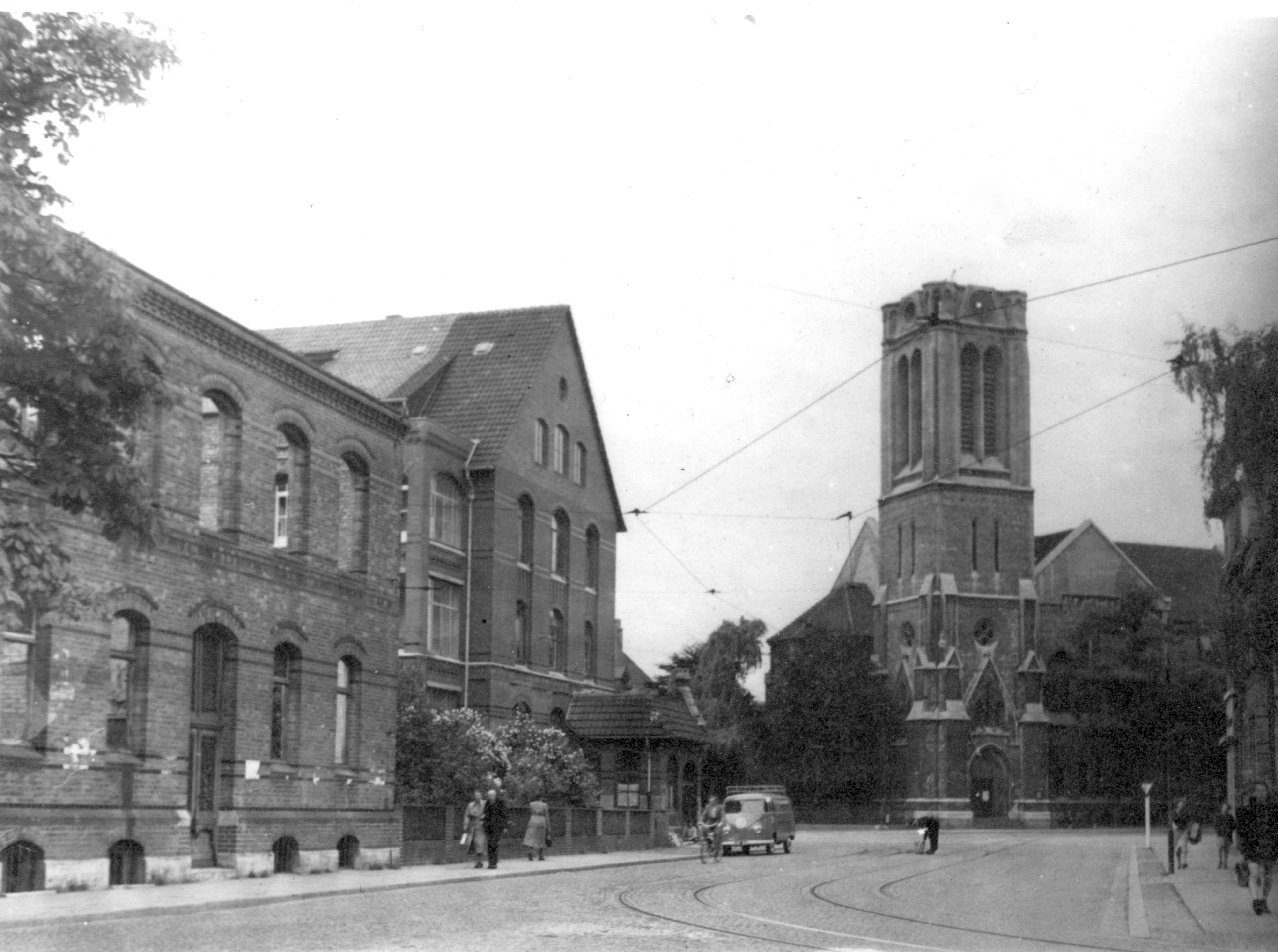 Mutterhaus_mit_Blick_auf_St._Johannis (Schwarz-Weiss-Foto)