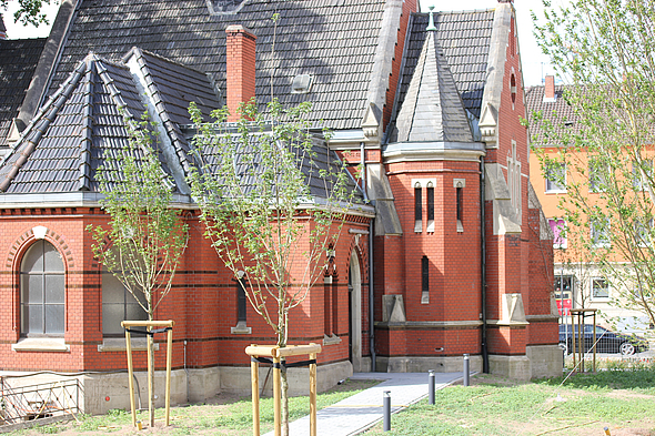 Das Zentrum Würde - eine schöne kleine Kapelle aus roten Klinkern mit grauem Dach.