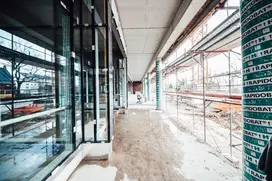 Modernes Bild mit Glaswänden des Neubaus vom Krankenhaus Marienstift, recht ist ein Gerüst zu sehen, dass sich in den Scheiben spiegelt 