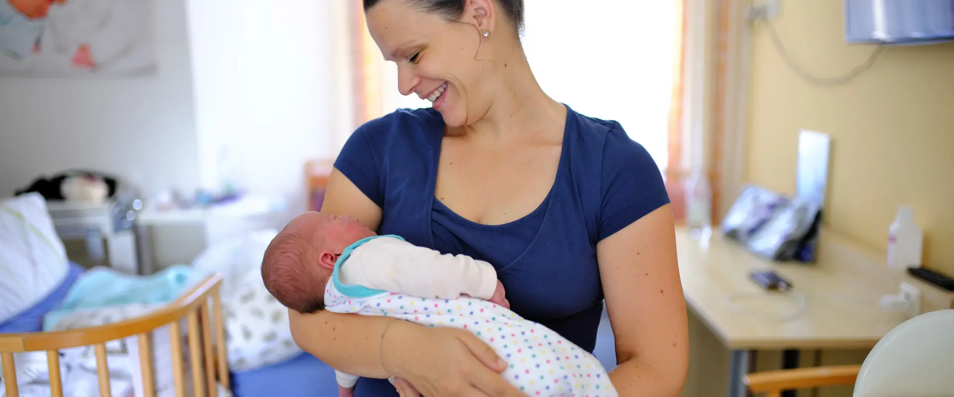 Glückliche Mutter mit ihrem Neugeborenen