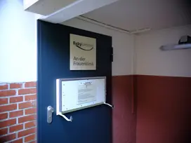 Die Babyklappe des krankenhauses mit einem Schild dran ist zu sehen.