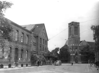 Mutterhaus_mit_Blick_auf_St._Johannis (Schwarz-Weiss-Foto)
