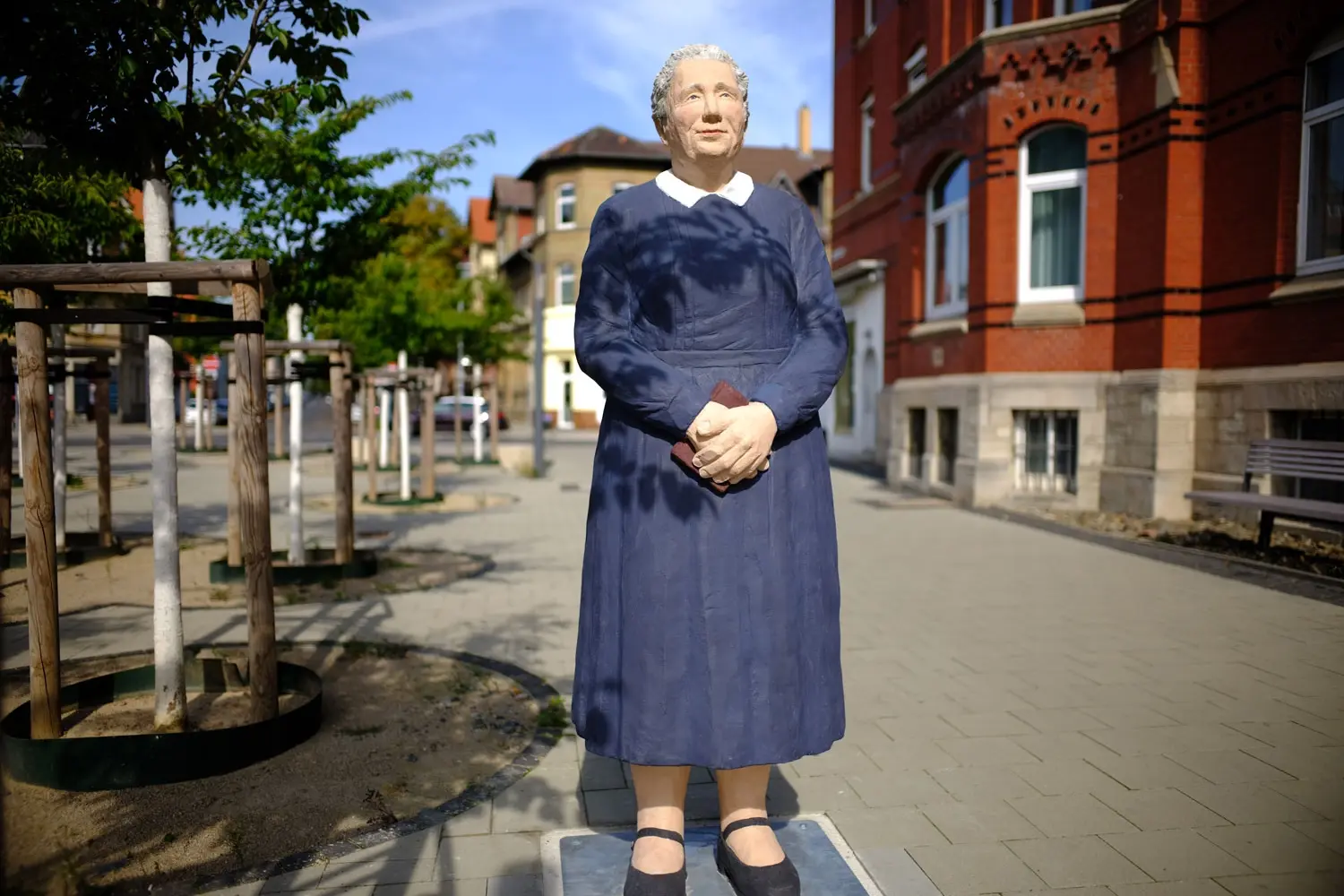 Diakonisse vor dem Marienstift