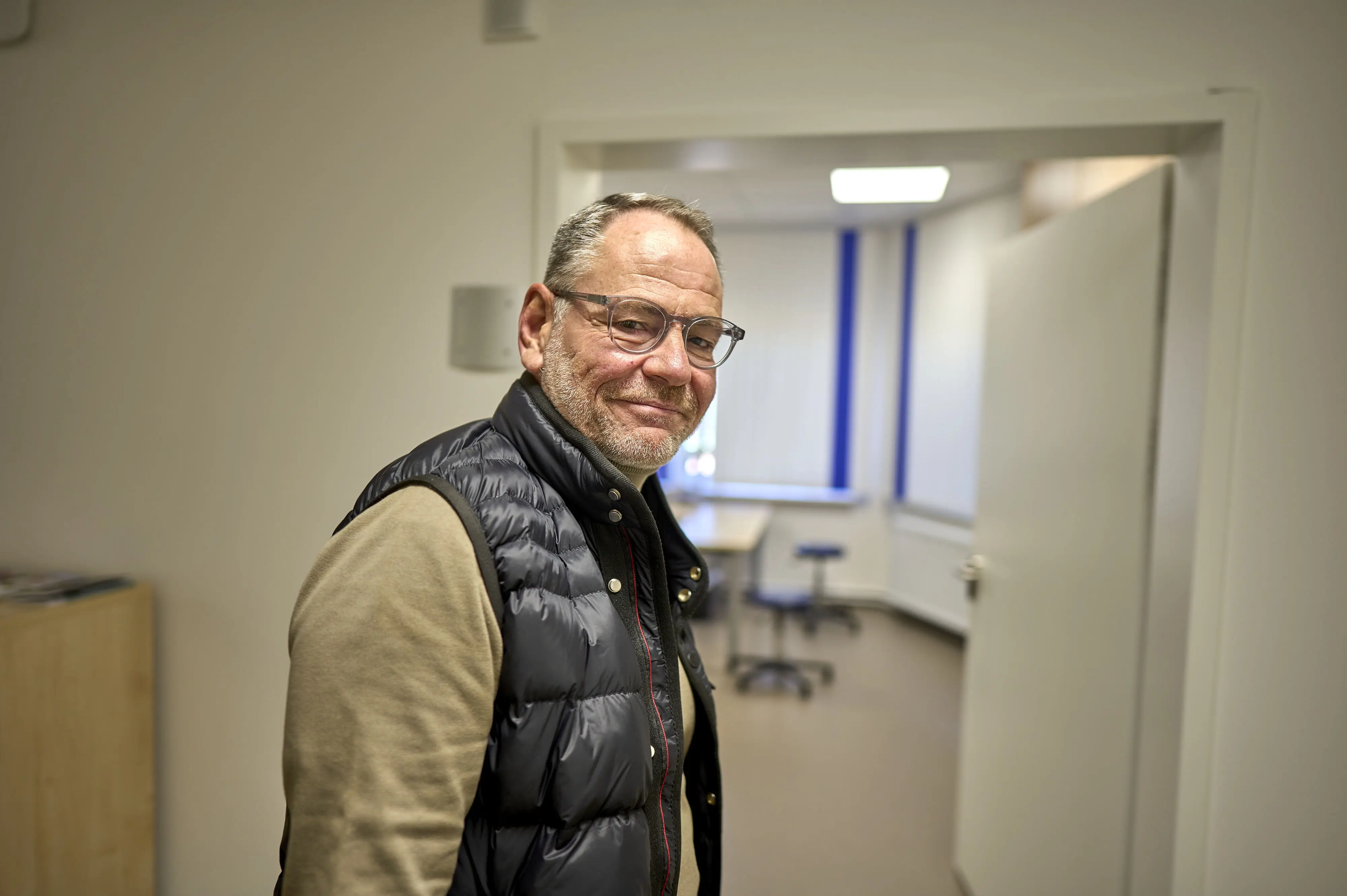 Patient im Marienstift blickt in die Kamera