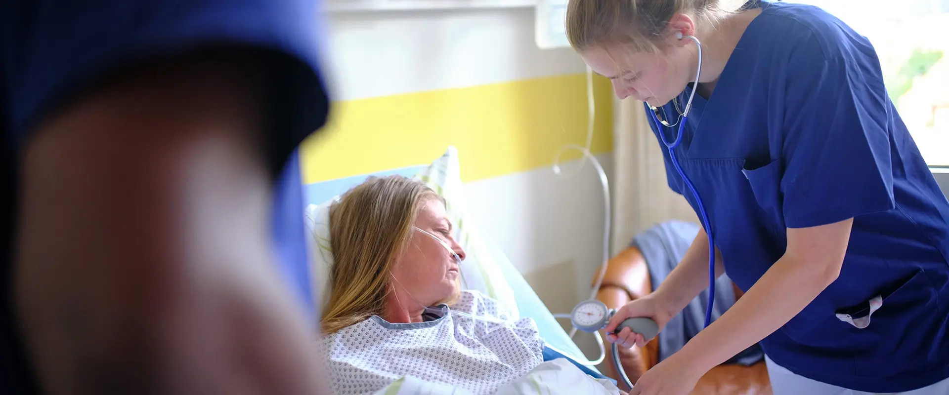 Pflegekraft und Patientin