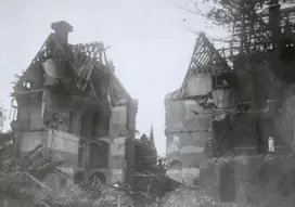 Bild von dem Gebäude Bethaniens 1944, das durch Bomben schwer beschädigt wurde, die Mitte des Gebäudes ist eingestützt, durch den Trümmerspalt ist ein Kirchendach in der Ferne zu erknnen (Schwarz-Weiss-Foto)